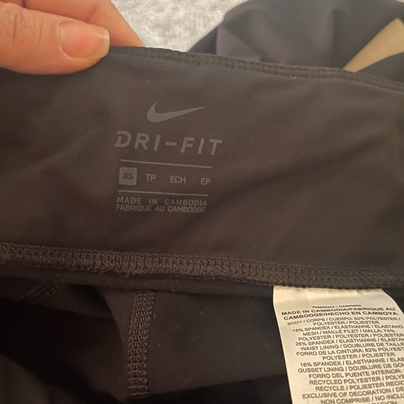 Brand New Nike Cropped Epic Run Tight Fit Leggings - Picture 2 of 8